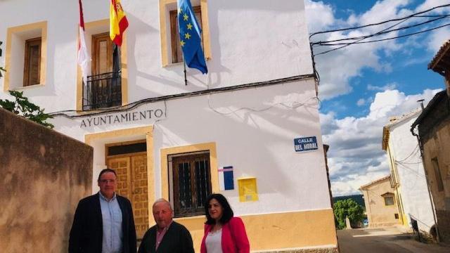 Benjamín Prieto y Gema Arroyo con un vecino de Arandilla del Arroyo.