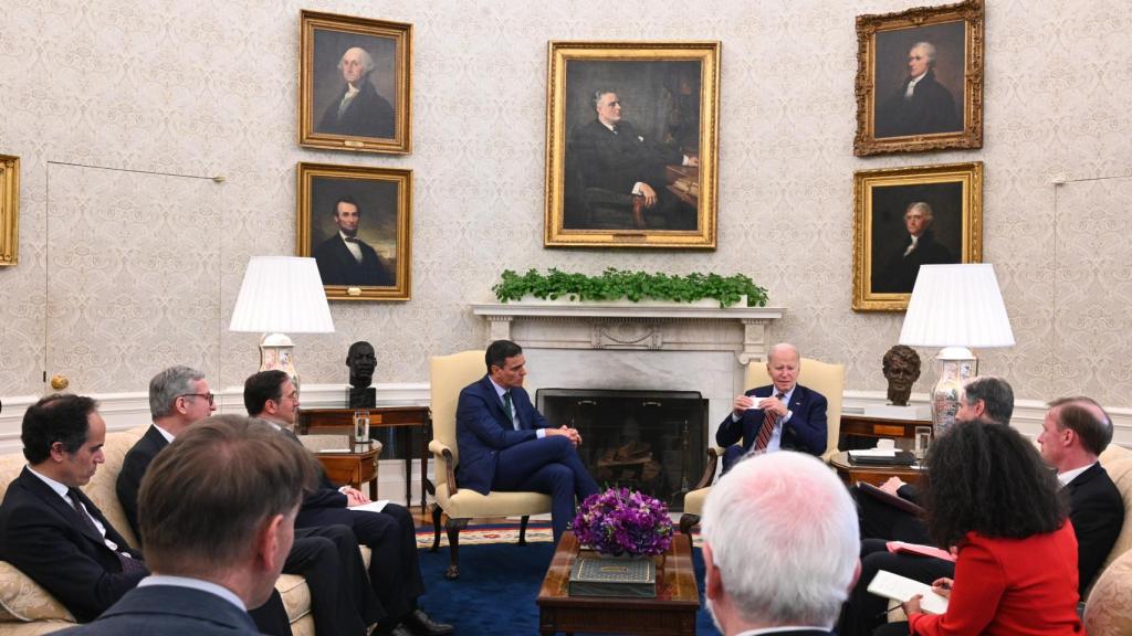 Pedro Sánchez, junto a José Manuel Albares, y Joe Biden, con Antony Blinken, y las dos delegaciones, en el despacho oval.