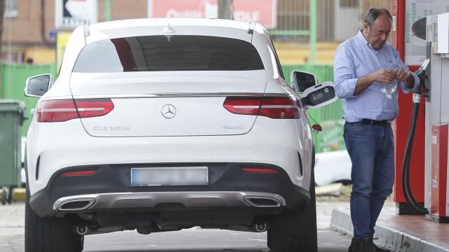 Luis Miguel Rodríguez García-Rivera, propietario de Desguaces La Torre, en una gasolinera.