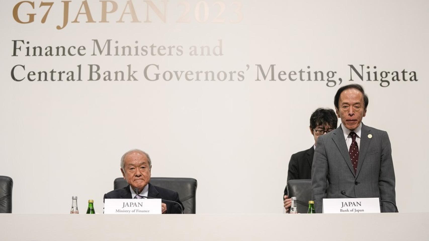 El ministro japonés de Finanzas, Shunichi Suzuki, y el gobernador del banco central del país, durante una conferencia en Niigata.