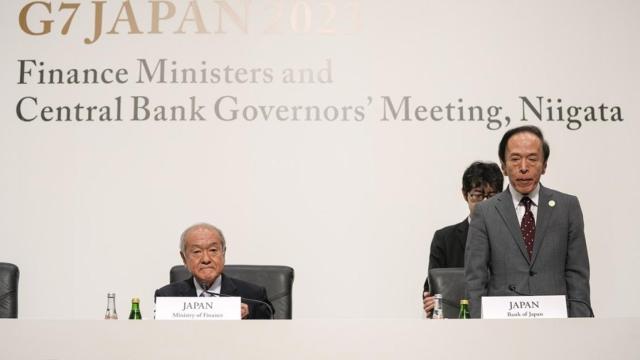 El ministro japonés de Finanzas, Shunichi Suzuki, y el gobernador del banco central del país, durante una conferencia en Niigata.