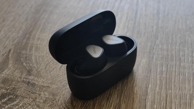 Los auriculares Jabra Elite 4 en su estuche de carga