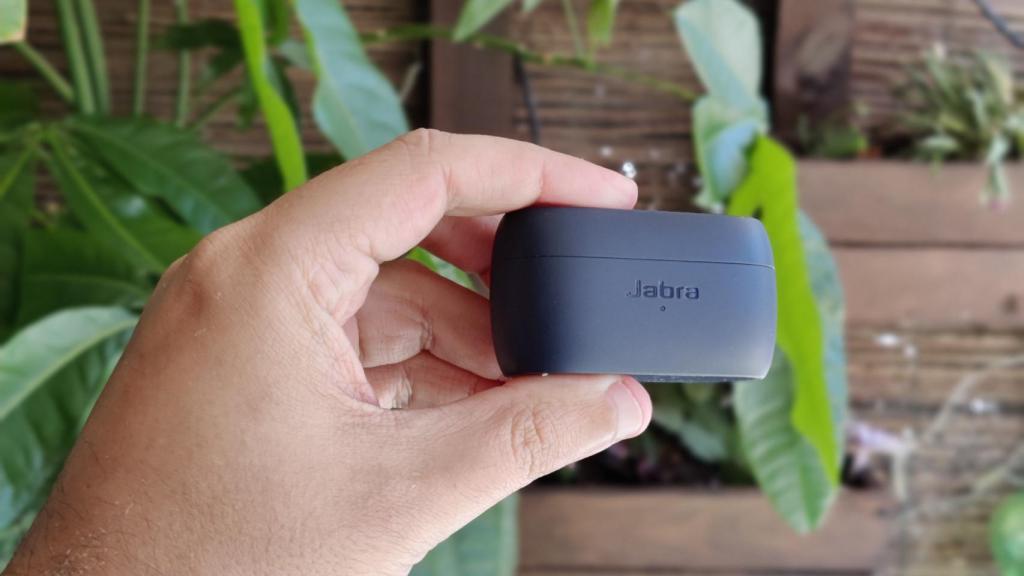 El estuche de los Jabra Elite 4 tiene un tamaño muy reducido