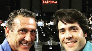 Jorge Valdano, padre e hijo, antes de un concierto de Sabina en 2017.