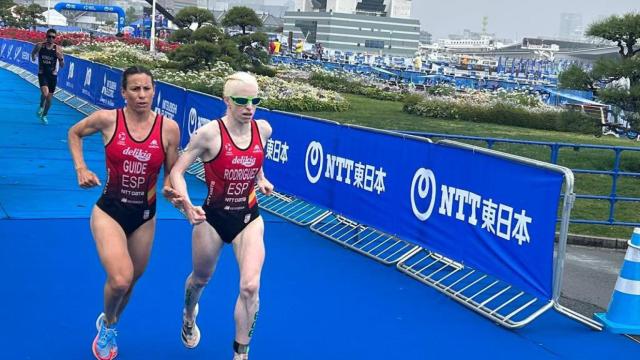 Susana Rodríguez Gacio y Sara Löehr llegando a la meta en Yokohama.