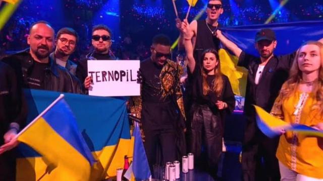 El grupo Tvorchi y sus acompañantes, durante el Festival de Eurovisión