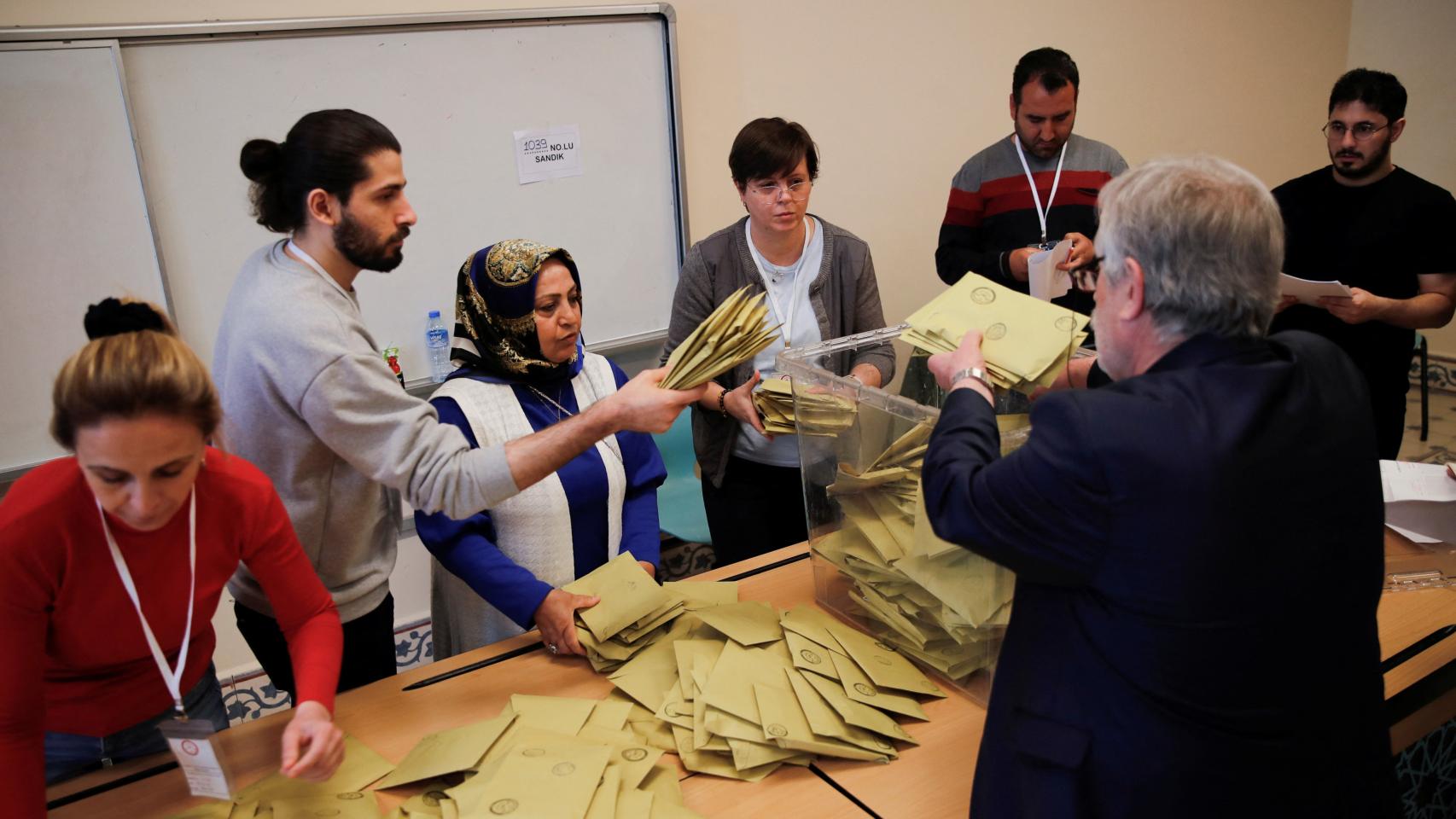 Comienza el recuento de votos en las mesas electorales en Ankara, Turquía.