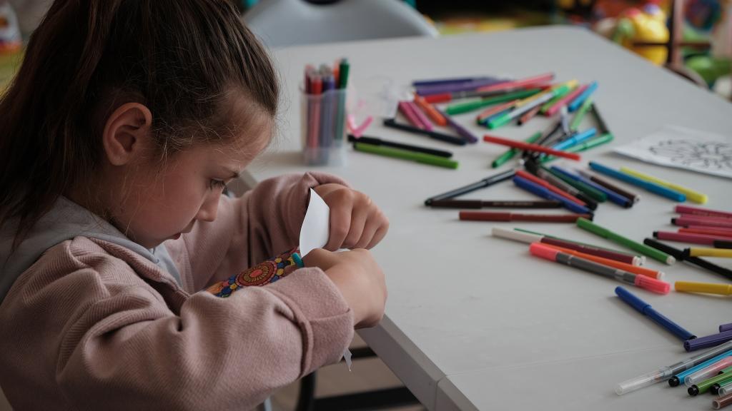 Una niña epiléptica durante una sesión de arte-terapia en el Hospital y Hospicio Infantil de Cuidados Paliativos de Járkov