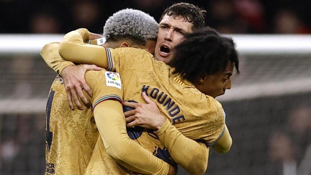Christensen, Araujo y Koundé se abrazan durante un partido del Barcelona.