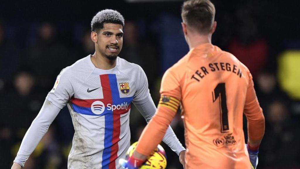 Ter Stegen se abraza con Araujo.