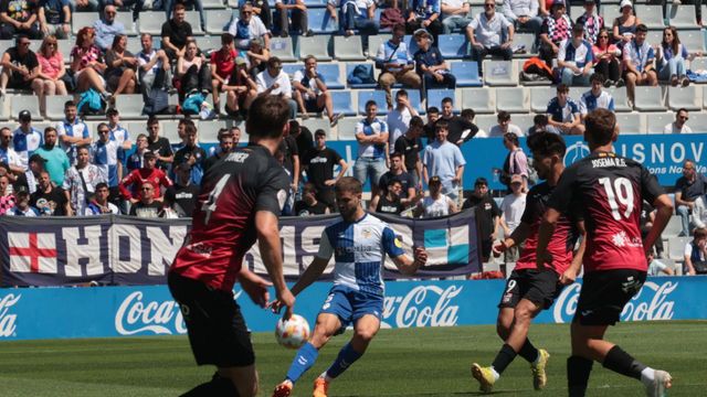 Un instante del partido de La Nucía.