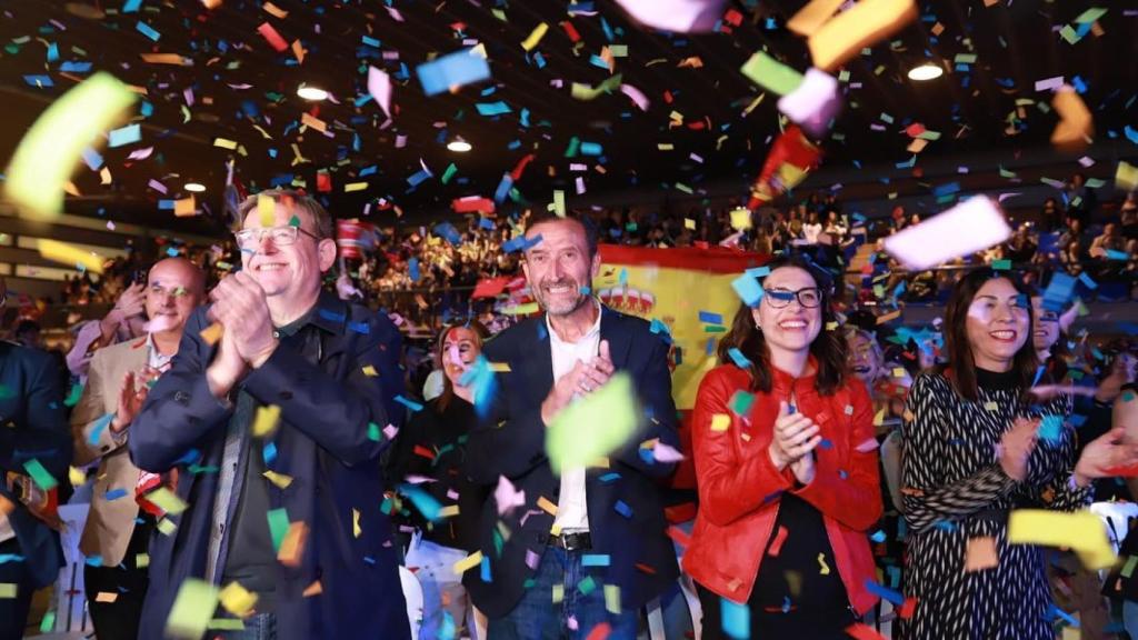 El presidente valenciano, Ximo Puig, el alcalde de Elche, Carlos González y la vicepresidenta valenciana, Aitana Mas, en el acto de Elche.