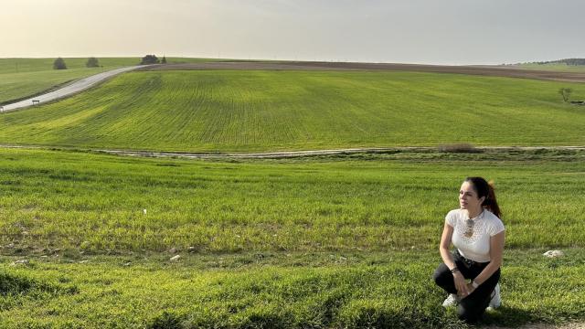 Silvia Clemente junto a un campo de cereal en un pueblo de Segovia