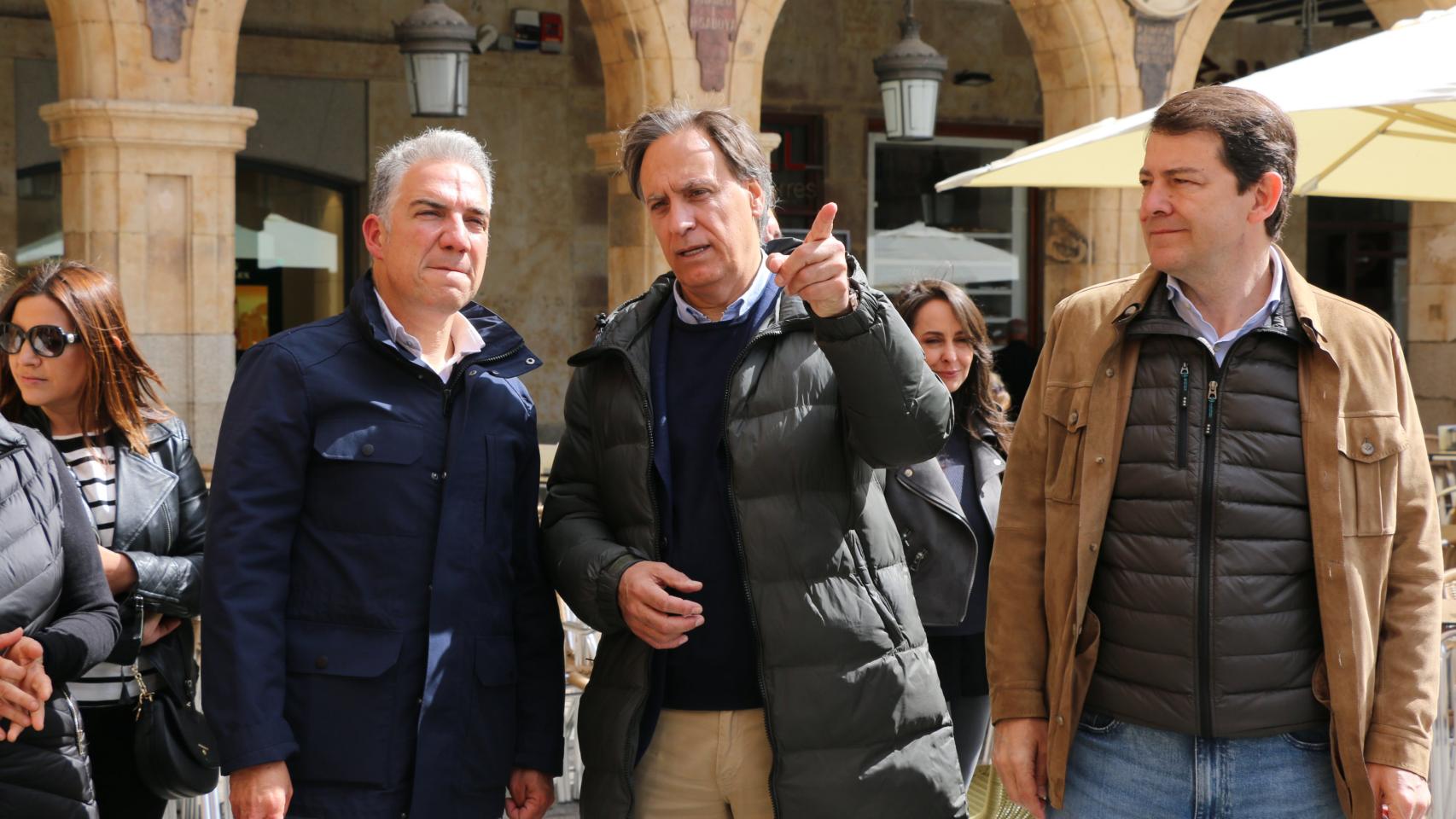 Cargayo, en la Plaza Mayor, junto a Bendodo y Mañueco