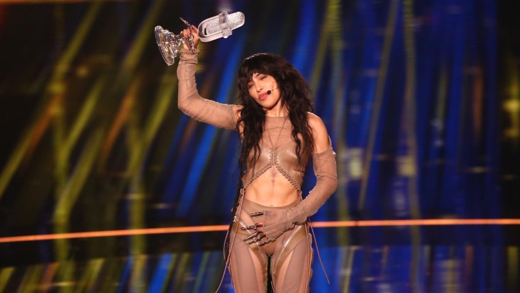 Loreen alzando el Micrófono de Cristal en el Festival de Eurovisión 2023.