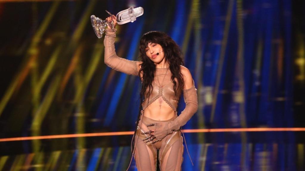Loreen alzando el Micrófono de Cristal en el Festival de Eurovisión 2023.