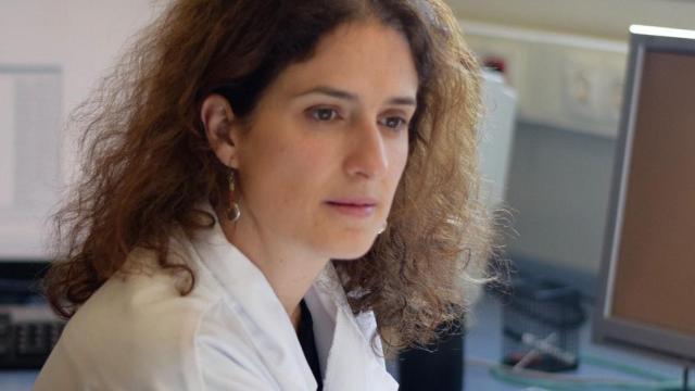 Nazareth Castellanos,  en el laboratorio de la Universidad Complutense donde realiza sus investigaciones. Foto:  Inma Gamoneda