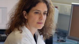 Nazareth Castellanos,  en el laboratorio de la universidad complutense donde realiza sus investigaciones. Foto:  Inma Gamoneda