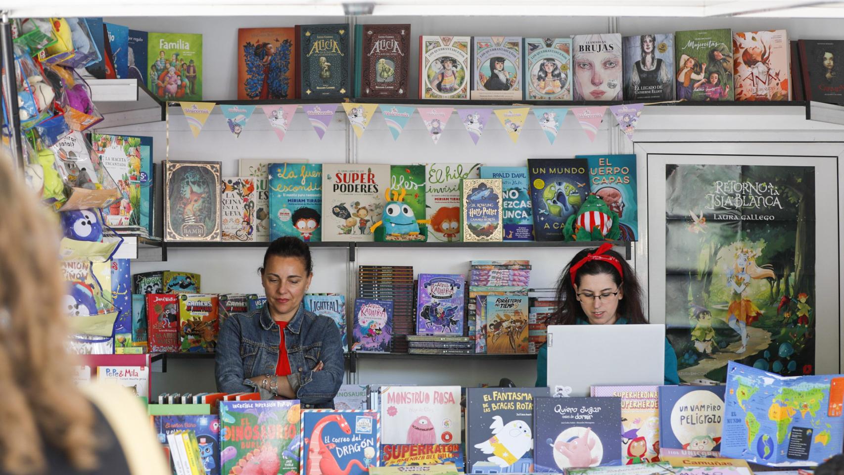 Talleres, firmas y 17 casetas: todas las fotos de la Feria del Libro de Toledo