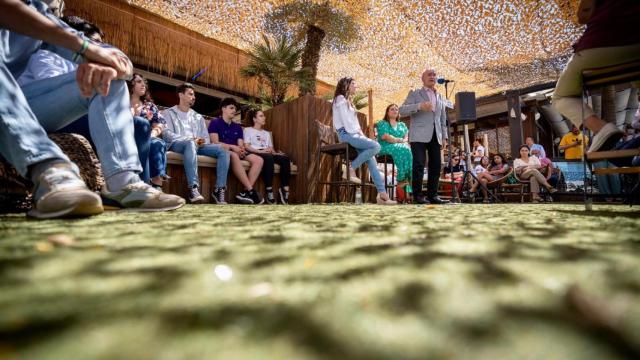 Imagen del encuentro del candidato del PP, Francisco de la Torre, con jóvenes.