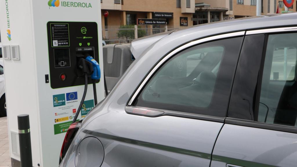El Fiat 500 eléctrico en un punto de recarga público.