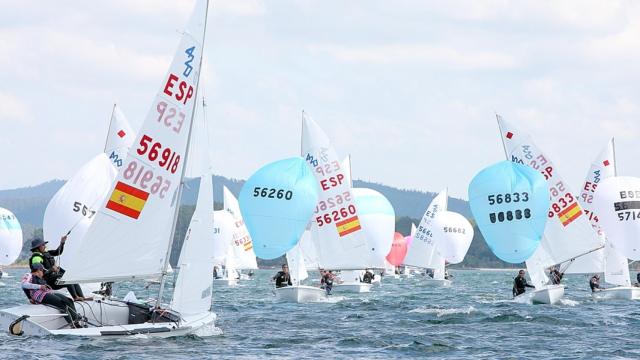 La flota compitiendo en una de las pruebas disputadas este domingo en la ría de Arousa.