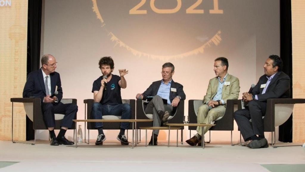 Ignacio Hernández Medrano en una mesa redonda sobre salud digital, en París.