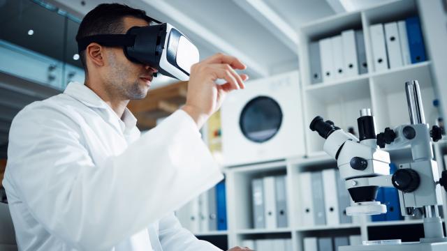 Imagen de archivo de un médico utilizando gafas de realidad virtual para practicar en el laboratorio.