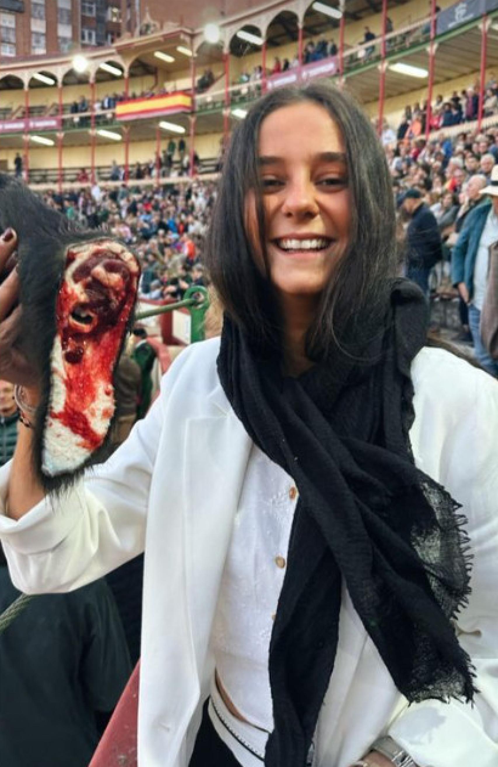 Victoria Federica posando con una oreja en la plaza de toros de Valladolid