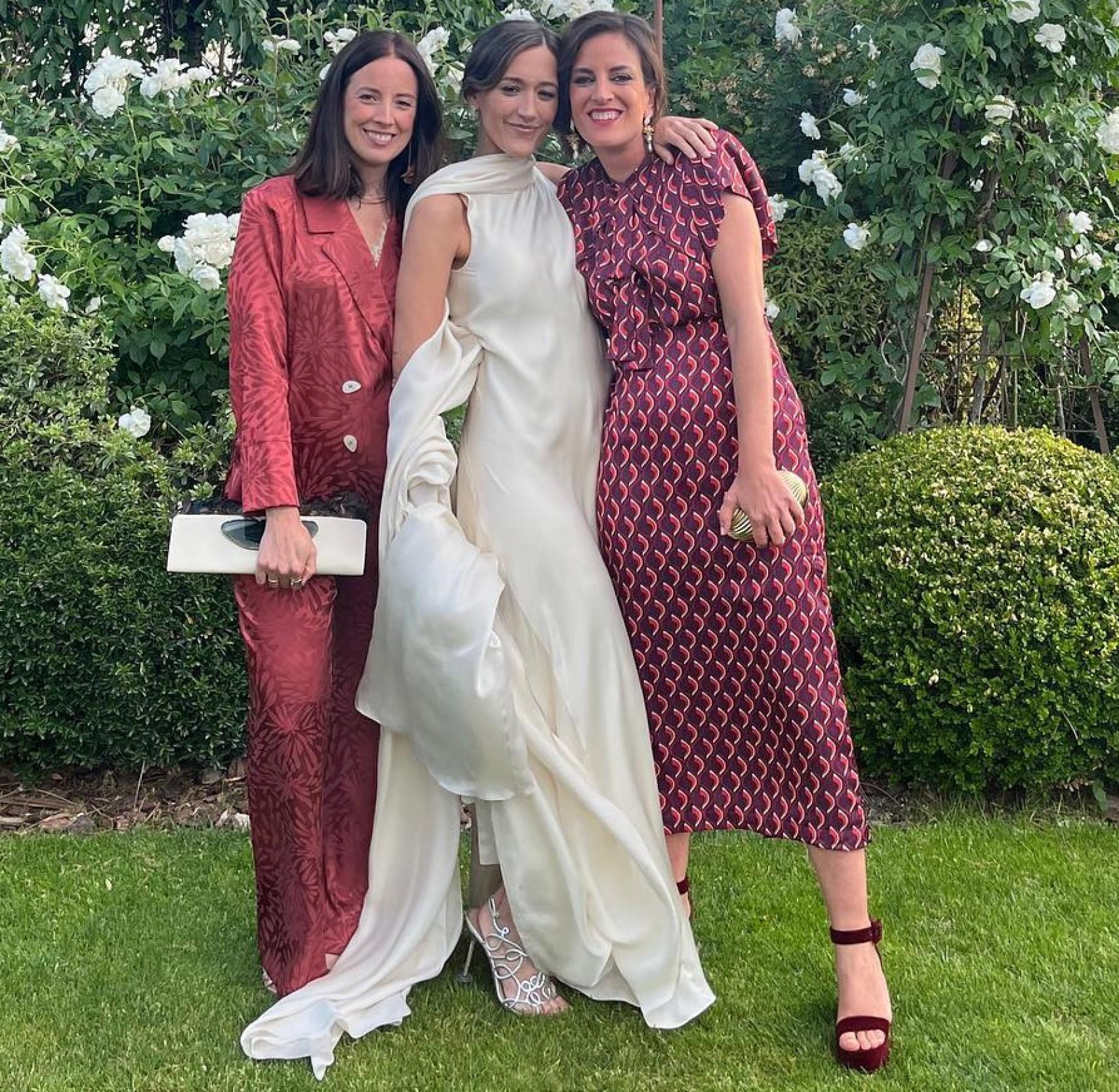 La novia, con dos amigas durante el cóctel.