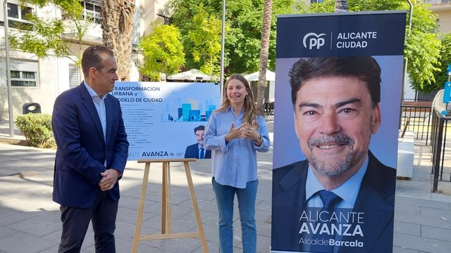 Antonio Peral y Rocío Gómez, en la presentación del programa del PP de planificación urbana.