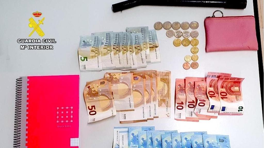 En esta libreta rosa recogían detalles de los crímenes por los que están acusados una pareja de Callosa d'en Sarrià.