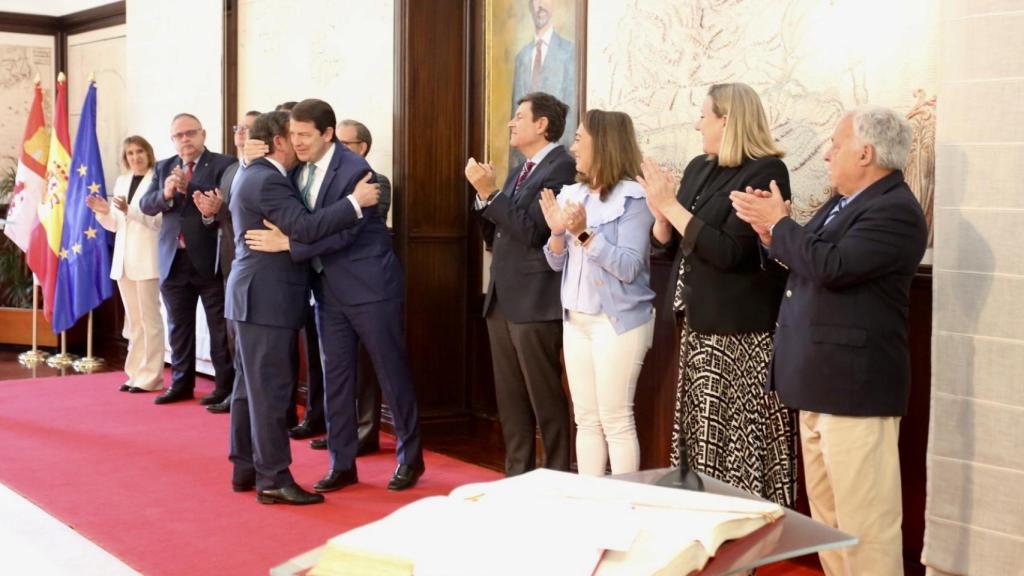 El presidente de la Junta, Alfonso Fernández Mañueco, abraza al consejero de la Presidencia, Luis Miguel González Gago, durante su toma de posesión, este lunes.