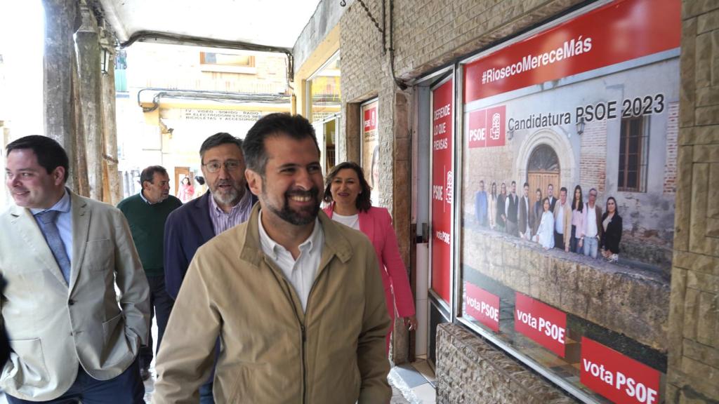 El líder del PSCyL, Luis Tudanca, durante su visita de este lunes a Medina de Rioseco.