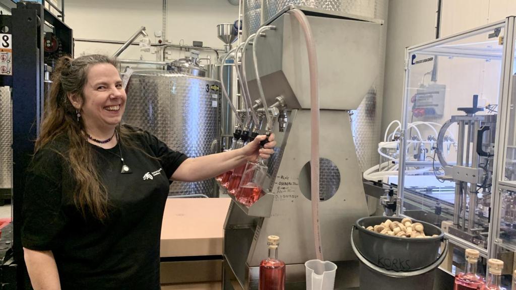 Sarah Burrows embotellando la ginebra rosa