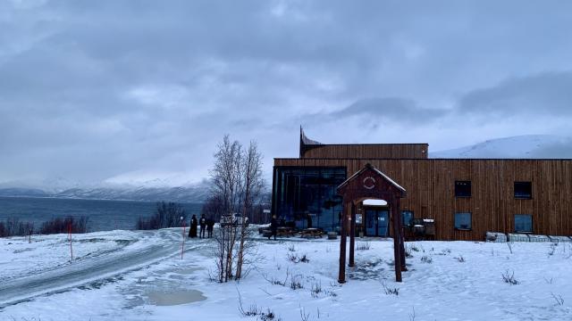 Así es la premiada destilería más al norte del mundo
