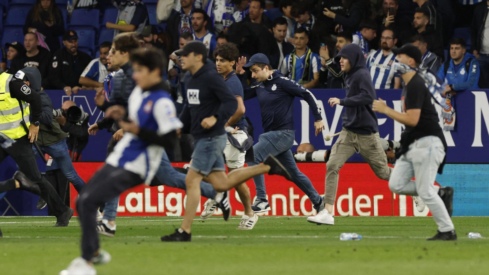 Imagen de varios radicales saltando al terreno de juego.