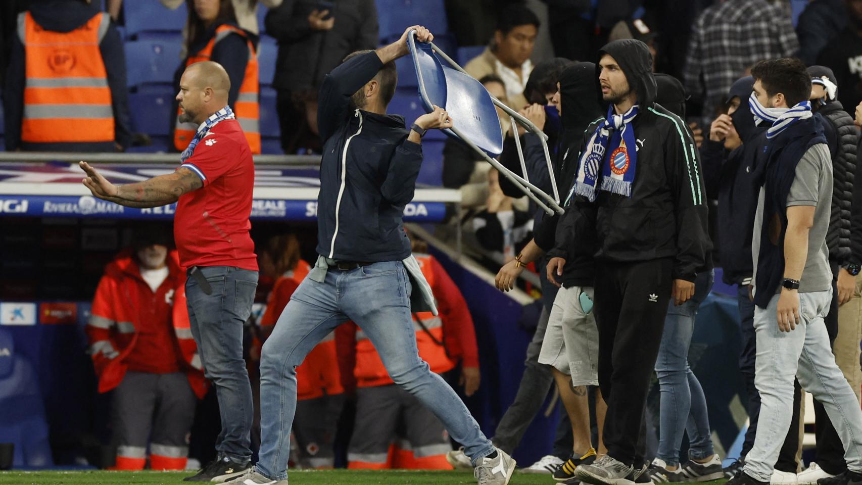 Un radical lanza una silla a las fuerzas de seguridad.
