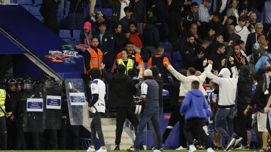 Los ultras acudieron a la zona de vestuarios ante la oposición de la Policía.