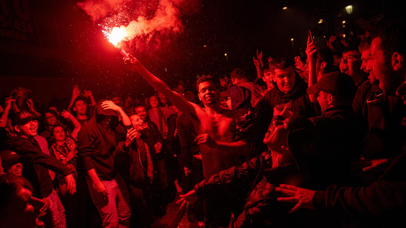 Aficionados celebran el título de liga del Barça.