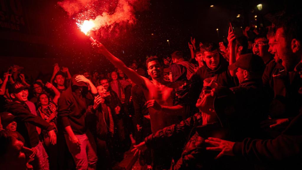 Aficionados celebran el título de liga del Barça.