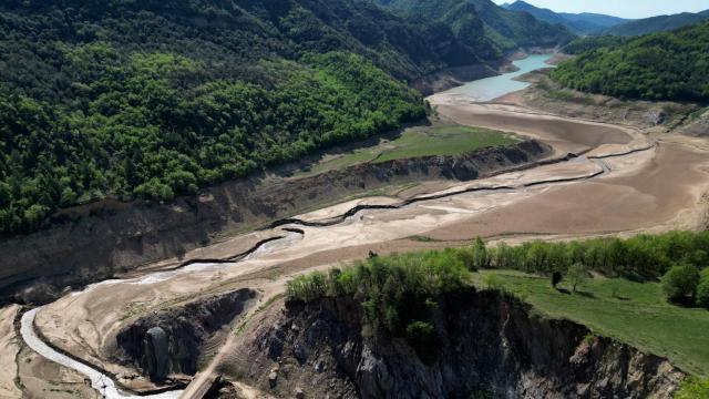 El embalse de Baells, en Cataluña, prácticamente seco, a 6 de mayo de 2023.