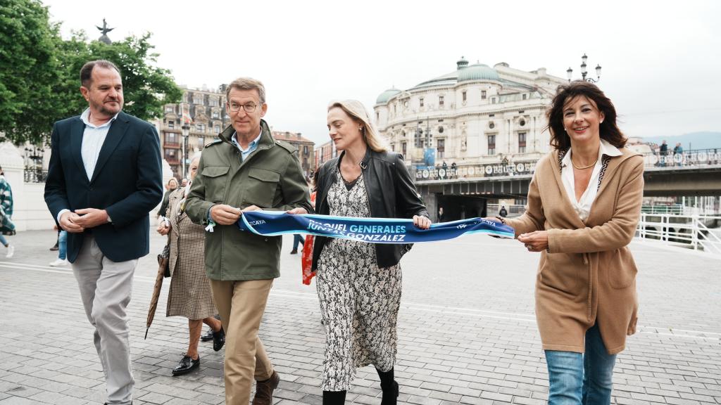Feijóo, en Bilbao, con el presidente del PP vasco, Carlos Iturgaiz y la candidata a la Diputación de Bizkaia, Raquel González.