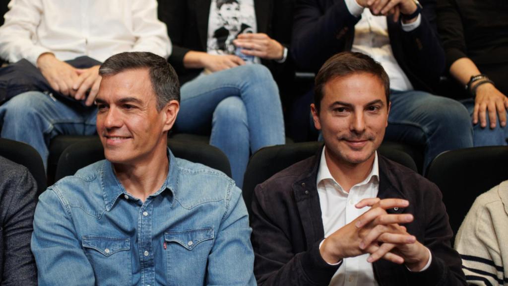El presidente del Gobierno y secretario general del PSOE, Pedro Sánchez; y el candidato del PSOE a la Presidencia de la Comunidad de Madrid, Juan Lobato, en un acto conjunto en abril.
