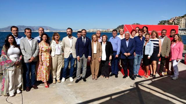 Integrantes de la lista del PSOE al Ayuntamiento de Málaga, en los baños del Carmen.