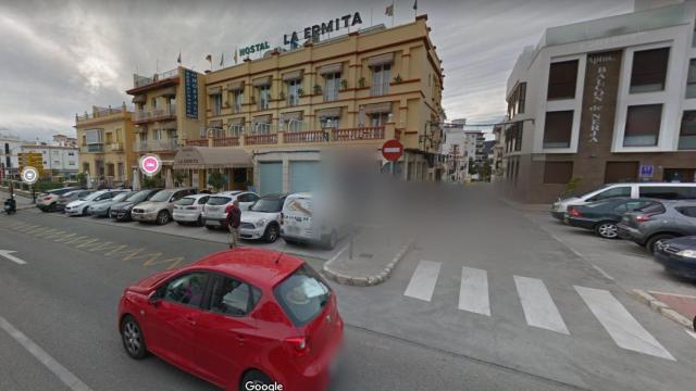 Rescatan a una mujer tras quedar atrapaba bajo un autobús en Nerja
