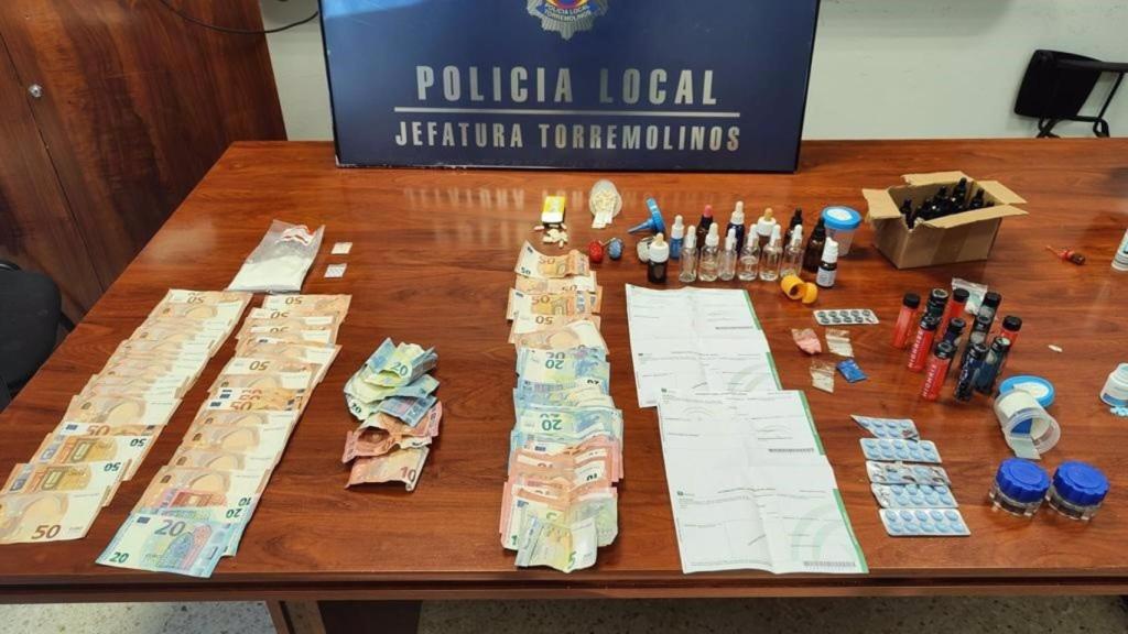 El dinero y las drogas que llevaban encima los propietarios.
