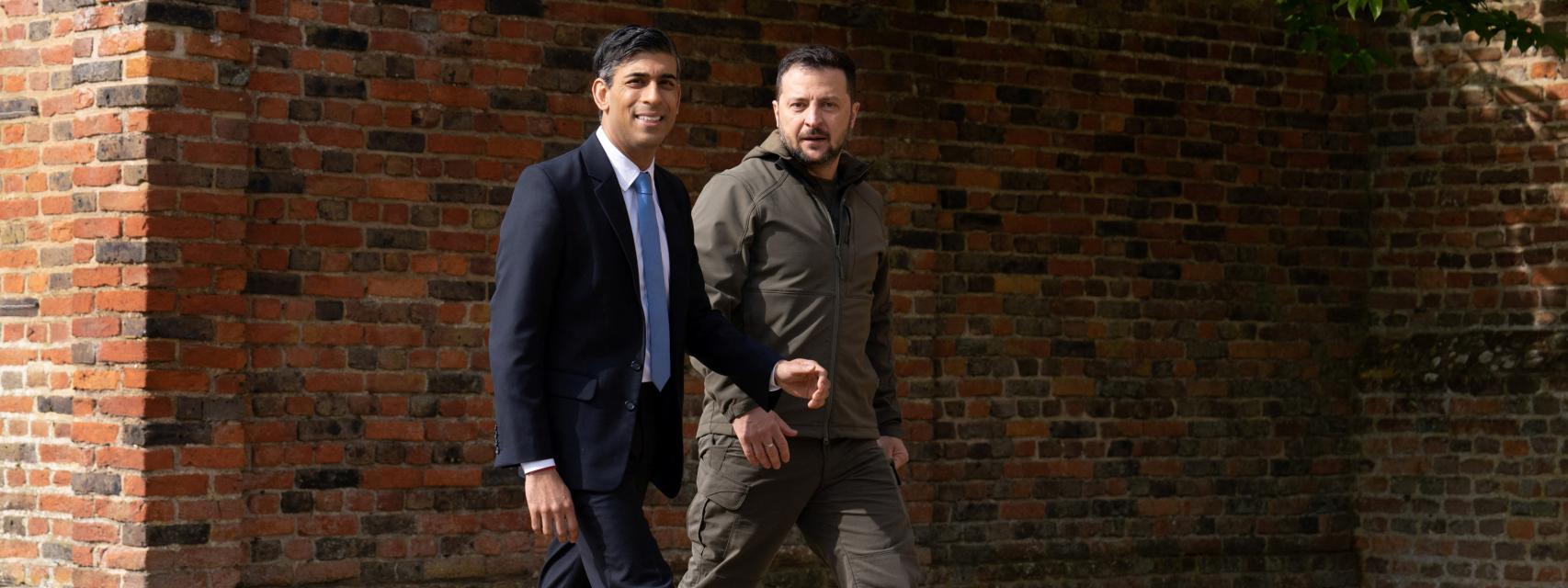 Emmanuel Macron recibe a Volodímir Zelenski en el Palacio del Elíseo, en París.