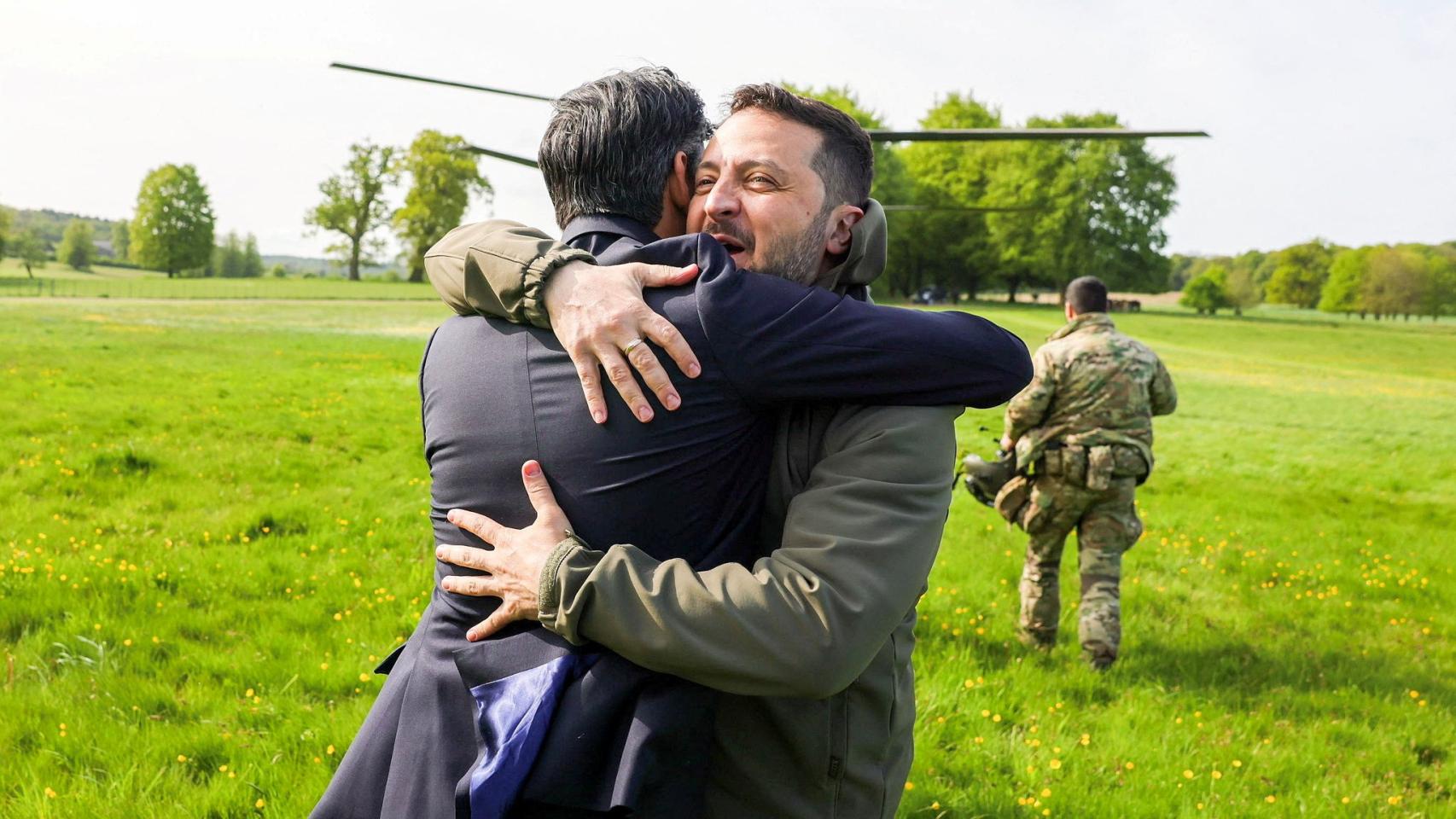 El presidente de Ucrania, Volodímir Zelenski, junto con el primer ministro británico, Rishi Sunak