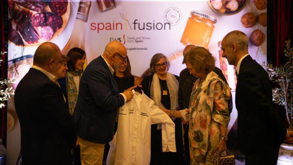 La reina Sofía recibió un regalo de parte de sus anfitriones.